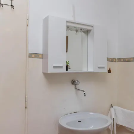 Bradas- Twin With Shared Bathroom No4 *