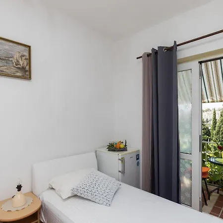 Bradas- Twin With Shared Bathroom No4 Appartement