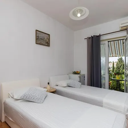 Bradas- Twin With Shared Bathroom No4 Appartement *